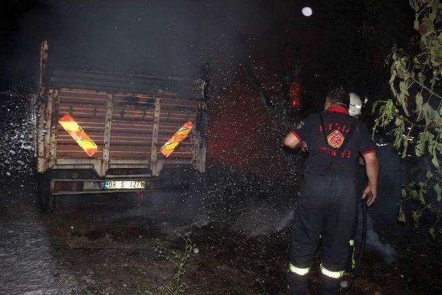 Yediemin Deposunda Çıkan Yangında Araçlar Alev Alev Yandı