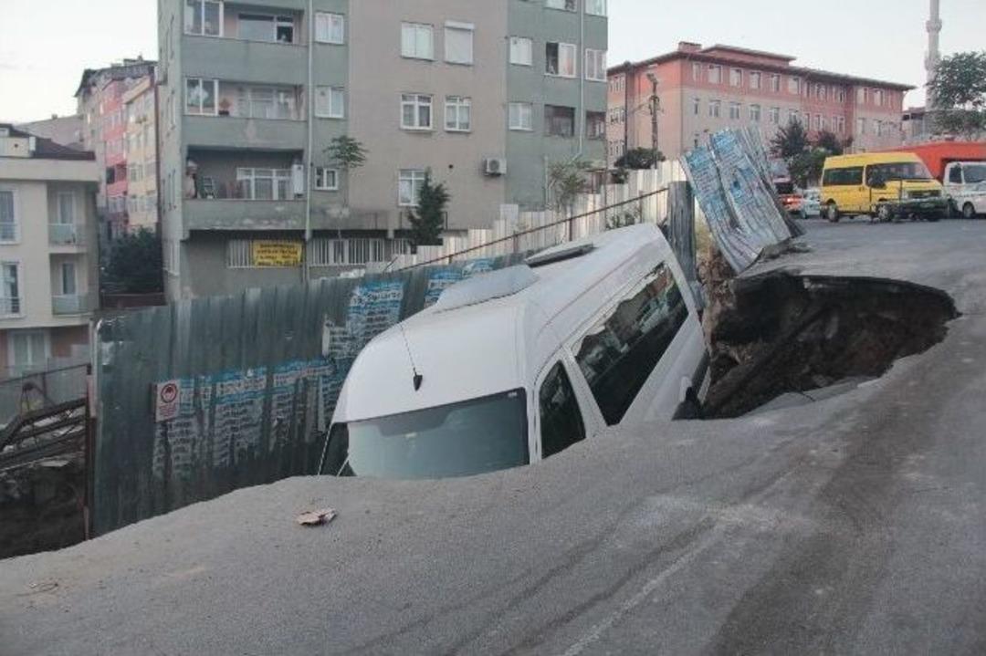 Kağıthane&rsquo;de Yol &Ccedil;&ouml;kt&uuml;
