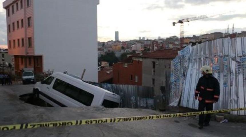 Kağıthane'de Yol &Ccedil;&ouml;kt&uuml;, Servis Minib&uuml;s&uuml; I&ccedil;ine D&uuml;şt&uuml;