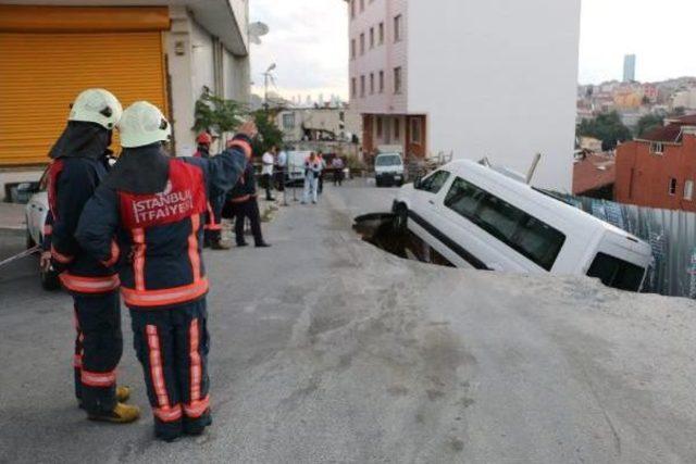 Kağıthane'de Yol Çöktü, Servis Minibüsü Içine Düştü