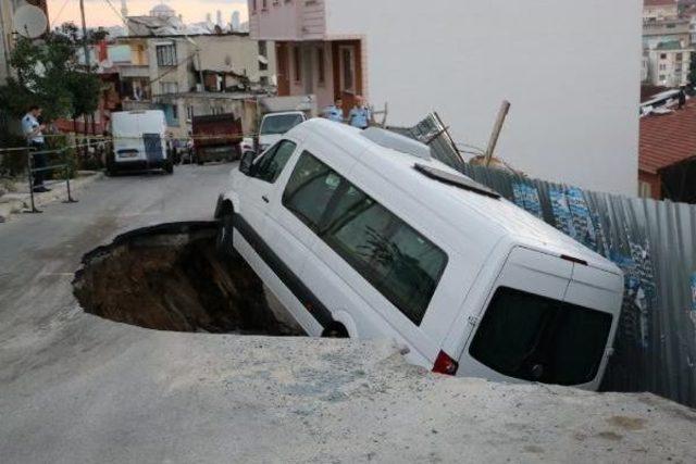 Kağıthane'de Yol Çöktü, Servis Minibüsü Içine Düştü