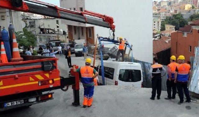 Çöken Yola  Düşen Servis Minibüsü 6 Saat Sonra Kurtarıldı