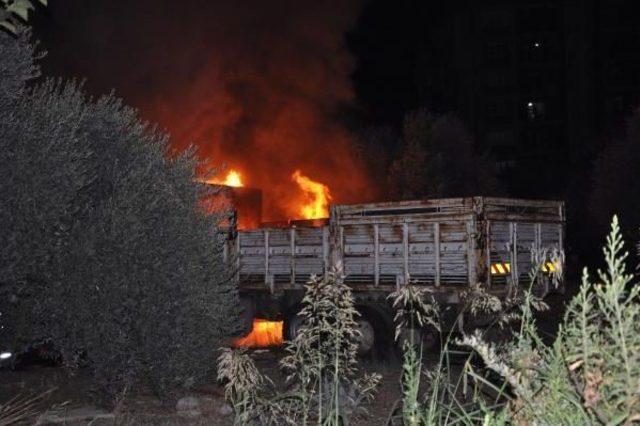 Yediemin Otoparkındaki Yangında 3 Araç Kül Oldu