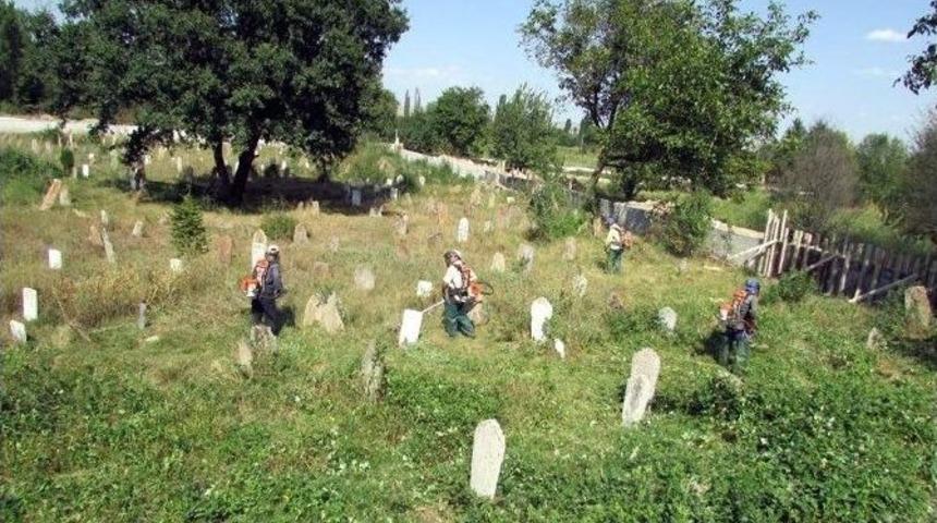 Bayram &Ouml;ncesi Mezarlıklara Bakım
