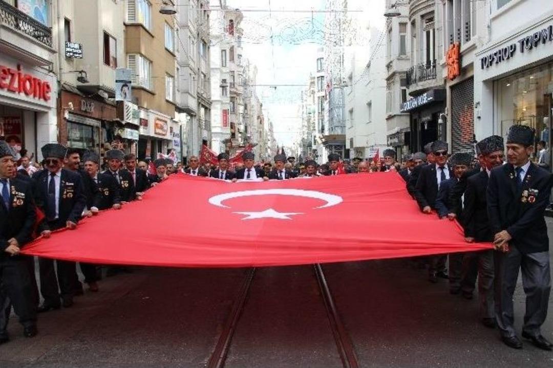 Gaziler, T&uuml;rk Bayraklarıyla İstiklal Caddesi&rsquo;nde Y&uuml;r&uuml;d&uuml;