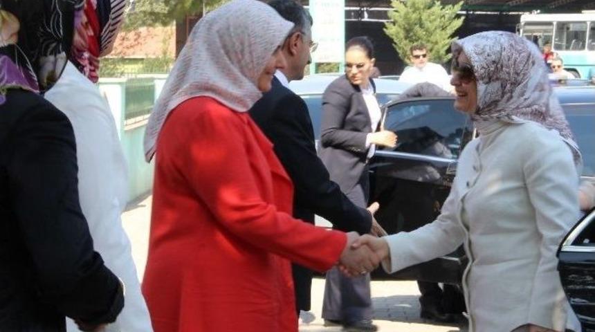 Sare Davutoğlu, Maden Şehitliğini Ziyaret Etti