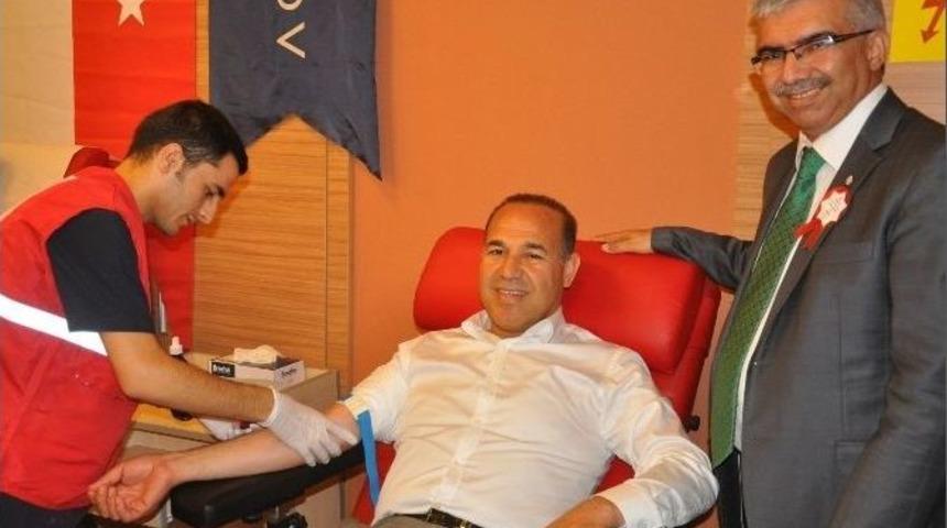 Adana B&uuml;y&uuml;kşehir Belediye Başkanı H&uuml;seyin S&ouml;zl&uuml; K&ouml;k H&uuml;cre Bağışladı