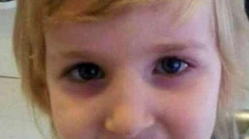 5 Yaşındaki &Ccedil;ocuğun &Uuml;zerine 100 Kiloluk Demir Elbise Standı Devrildi