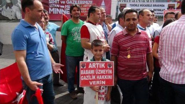 "ter&ouml;rle M&uuml;cadele Sırasında Yaralanıp Gazi Sayılmayanlar Derneği"&uuml;yeleri Eylemi.. 1