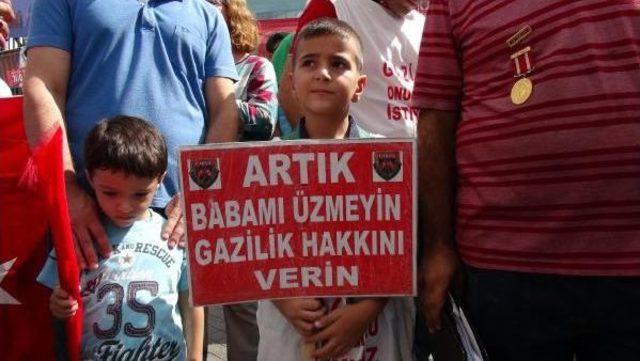 "ter&ouml;rle M&uuml;cadele Sırasında Yaralanıp Gazi Sayılmayanlar Derneği"&uuml;yeleri Eylemi.. 2