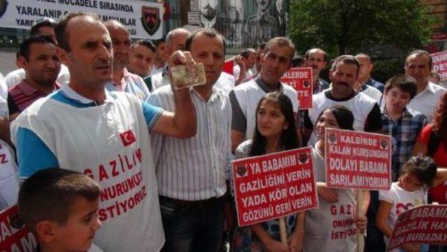 "ter&ouml;rle M&uuml;cadele Sırasında Yaralanıp Gazi Sayılmayanlar Derneği"&uuml;yeleri Eylemi.. 3