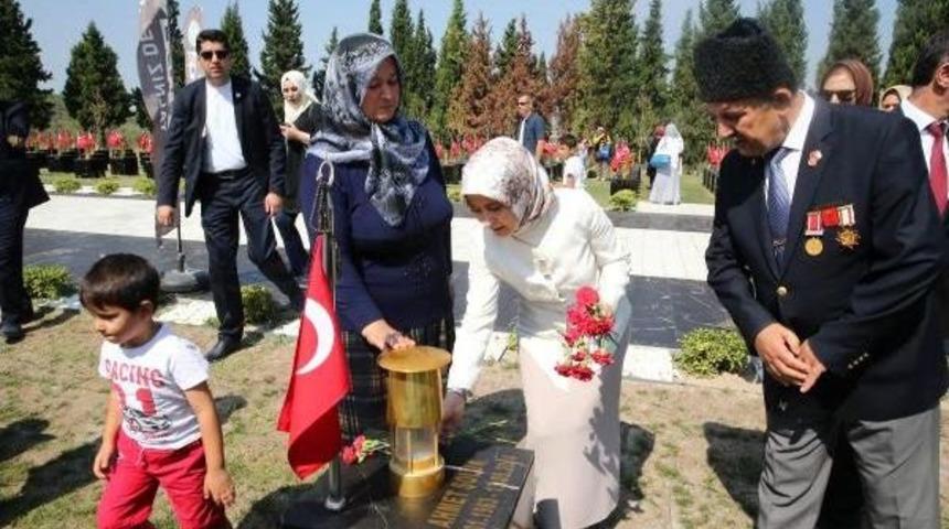 Sare Davutoğlu'ndan Madenci Şehitliğine Ziyaret