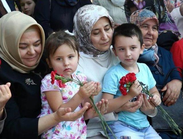 Sare Davutoğlu'ndan Madenci Şehitliğine Ziyaret