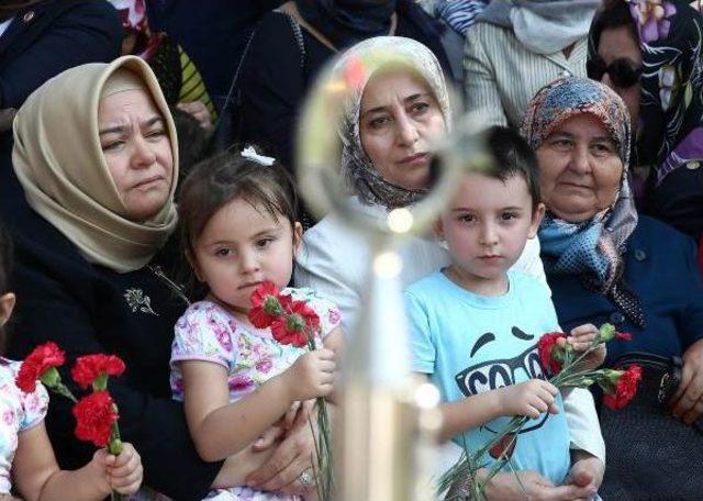 Sare Davutoğlu'ndan Madenci Şehitliğine Ziyaret