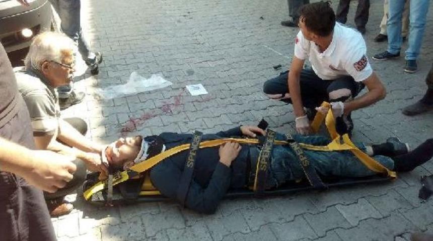 Trakt&ouml;r Ile Motosiklet &Ccedil;arpıştı: 2 Ağır Yaralı