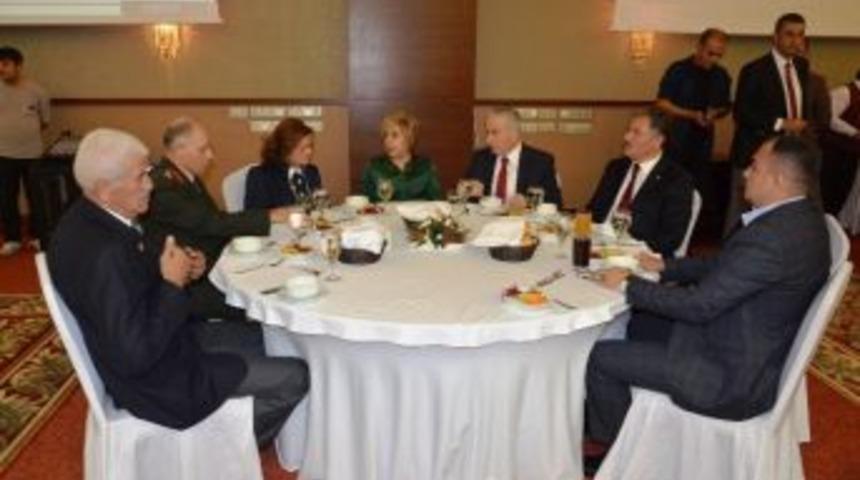 Vali Kam&ccedil;ı&rsquo;dan Gaziler Onuruna Yemek