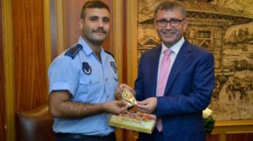 Soyguncuyu Yakalayan Zabıtaya Bir Kese Altın