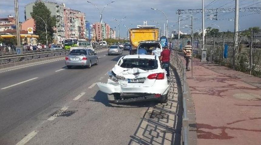 Kocaeli&rsquo;de Tır, Taksiye Arkadan &Ccedil;arptı
