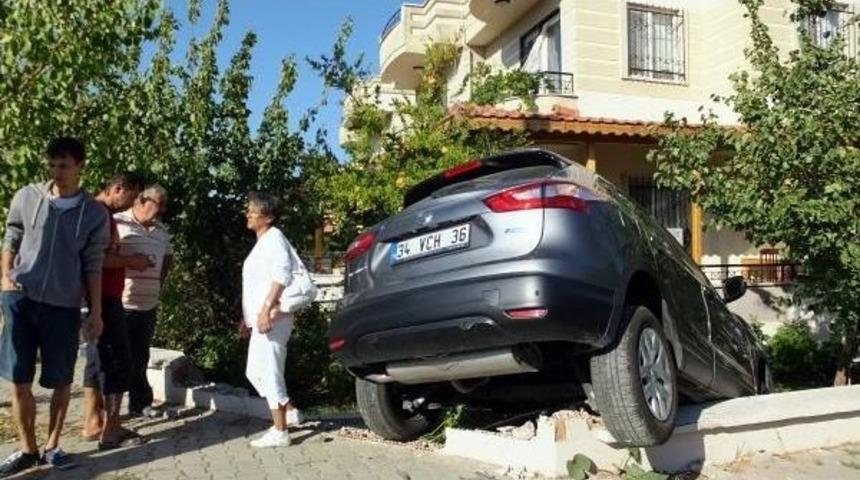 Savrulan Otomobil Duvarı Yıkıp Evin Bah&ccedil;esine Girdi