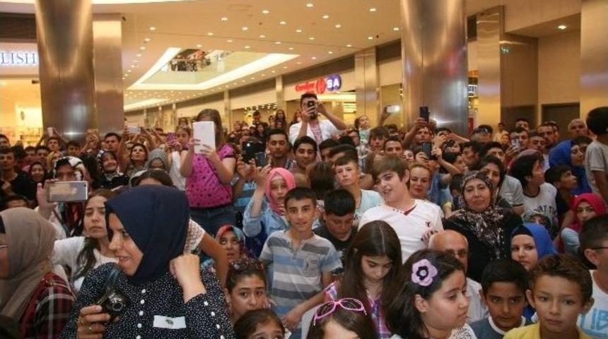 Afyonkarahisar&rsquo;da G&uuml;lben Ergen&rsquo;e Yoğun İlgi