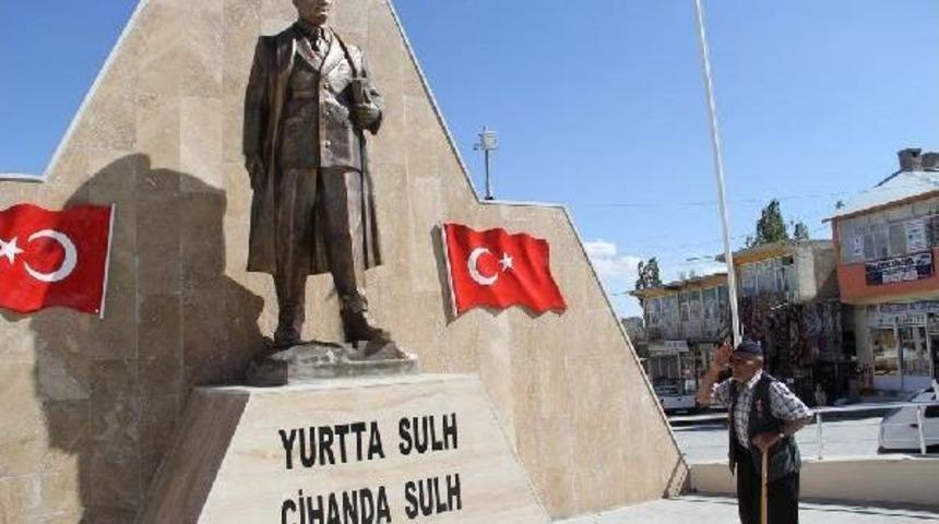 Başkale'de 90 Yaşındaki Kore Gazisi T&ouml;ren Alanını Karıştırdı