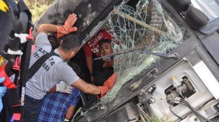 Tır'da Sıkışan Yaralıyı Itfaiye &Ccedil;ıkardı