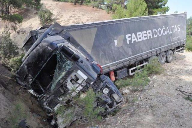 Tır'da Sıkışan Yaralıyı Itfaiye Çıkardı