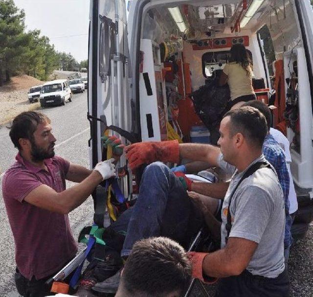 Tır'da Sıkışan Yaralıyı Itfaiye Çıkardı