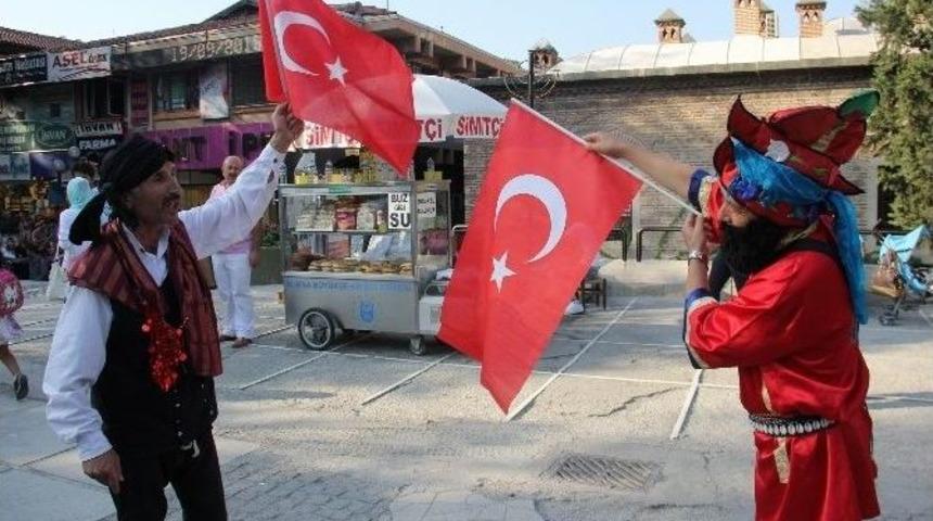 Bursalı Tiyatrocu Hdp&rsquo;yi Karag&ouml;z Kıyafetiyle Protesto Etti