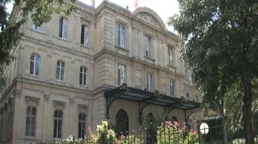 Fransa Sarayı'nın Kapıları Bir G&uuml;nl&uuml;ğ&uuml;ne A&ccedil;ıldı