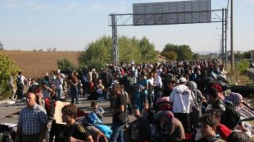 Suriyeli Sığınmacılar İkna Edildi, Tem Otoyolu Ara&ccedil; Trafiğine A&ccedil;ıldı