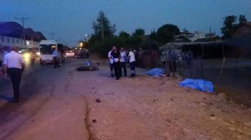 Motosikleti Altına Alıp S&uuml;r&uuml;kleyen Minib&uuml;s Kaldırıma &Ccedil;ıkarak Durabildi: 2 &Ouml;l&uuml;, 1 Yaralı