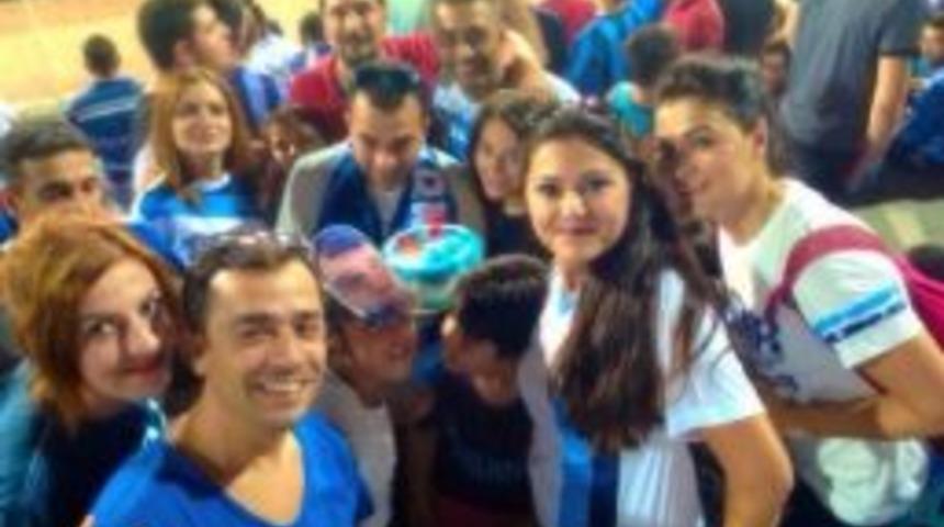 Adana Demirspor Taraftarı Trib&uuml;nde Doğum G&uuml;n&uuml; Kutladı