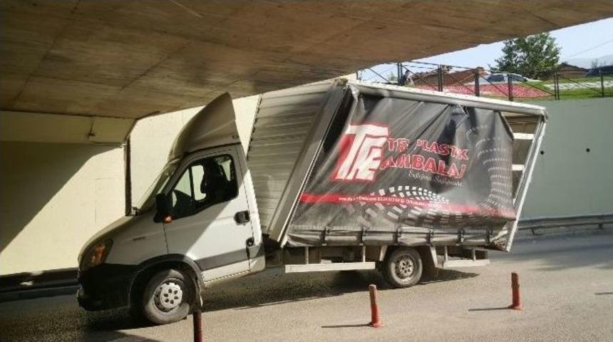 (&ouml;zel Haber) Emanet Kamyonetle Alt Ge&ccedil;itte Sıkıştı