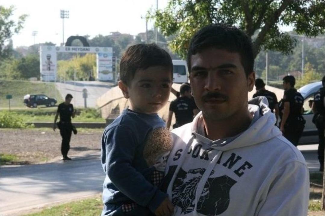 Saray İ&ccedil;i Er Meydanında Suriyelilerin Bekleyişi S&uuml;r&uuml;yor