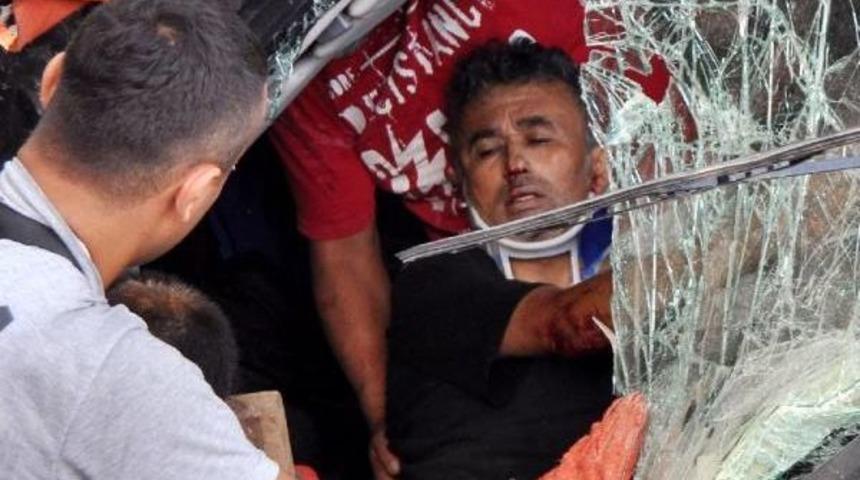 Tır'dan Ağır Yaralı &Ccedil;ıkarıldı, Hastanede &Ouml;ld&uuml;