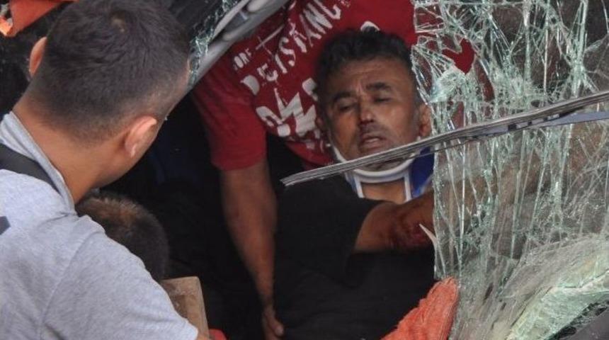 Ara&ccedil; İ&ccedil;inde Sıkışan Yaralı Hastanede Hayatını Kaybetti