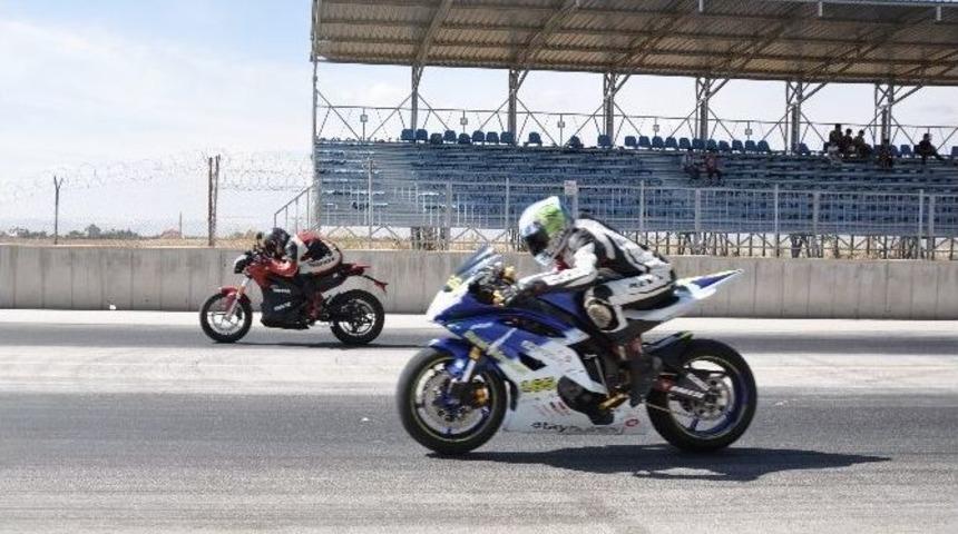 Konya&rsquo;da Motodrag Yarışları Nefes Kesti