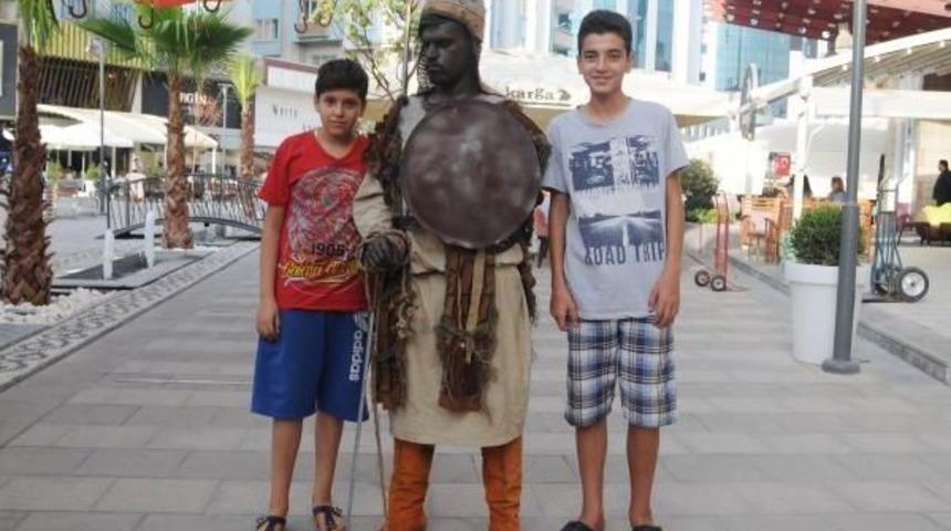 Gaziantep'te Sanat&ccedil;ılardan &lsquo;Canlı Heykel&rsquo; Performansı