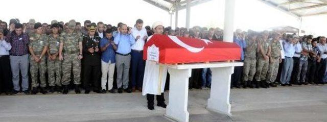 Birliğinde Intihar Eden Astsubay Gaziantep&rsquo;Te Toprağa Verildi 1