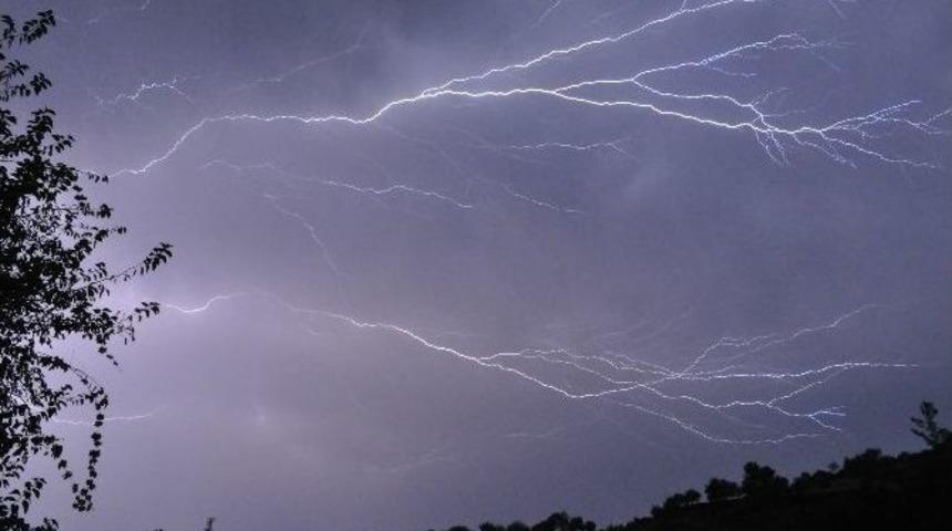 Muğla&rsquo;da Şimşekler G&ouml;ky&uuml;z&uuml;n&uuml; Aydınlattı