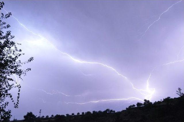 Muğla’da Şimşekler Gökyüzünü Aydınlattı 1