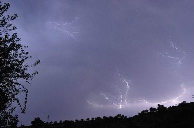 Muğla’da Şimşekler Gökyüzünü Aydınlattı 2