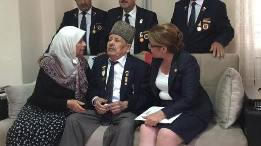 Kore Ve Kıbrıs Gazileri &Ouml;v&uuml;n&ccedil; Madalyası Istiyor