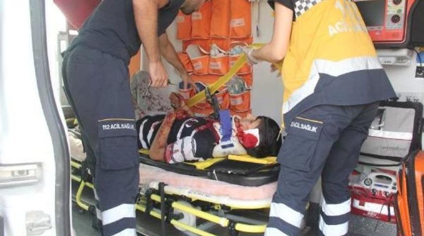 Lastiği Patlayan Kamyonet Devrildi: 1 &Ouml;l&uuml;, 5 Yaralı