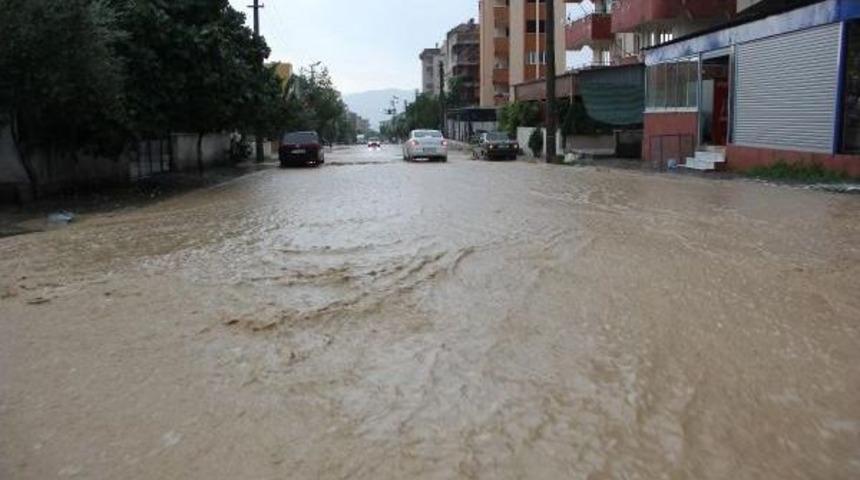 Yarım Saatlik Yağmur Yatağan'ı Fel&ccedil; Etti