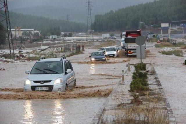 Yarım Saatlik Yağmur Yatağan'ı Felç Etti