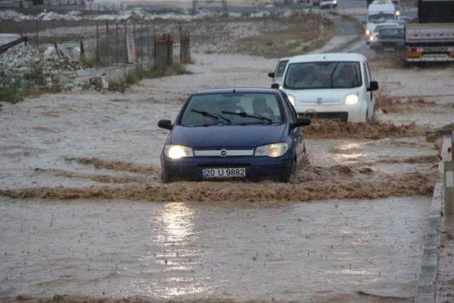 Yarım Saatlik Yağmur Yatağan'ı Felç Etti