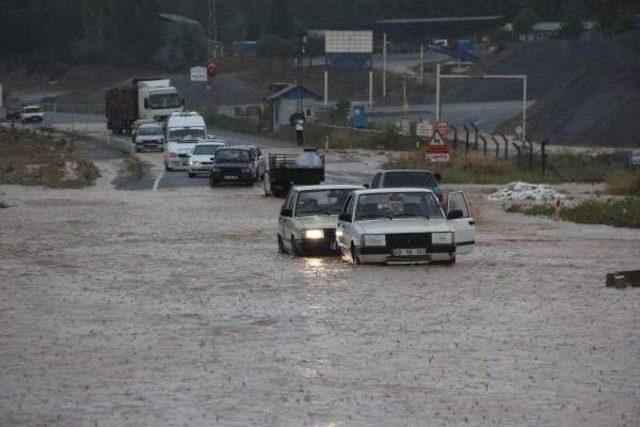 Yarım Saatlik Yağmur Yatağan'ı Felç Etti