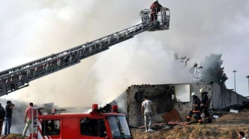 (Yeniden) - Hurdalıkta Korkutan Yangın